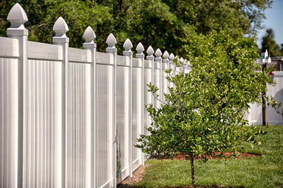 25 Vinyl Fence Ideas for Your Yard, Garden, or Home in 2022